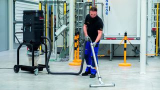 Das ist das neuartige Longopac-System von Ruwac. Es ermöglicht den hygienischen Staubbeutelwechsel innerhalb kürzester Zeit, heißt es. Der Neuling rentiere sich besonders, wenn viel Staub anfalle und der Beutel häufig gewechselt werden müsse. (Bild: Ruwac Industriesauger)