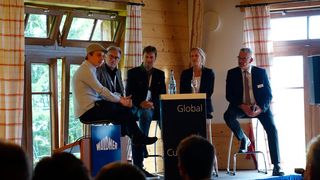 Jérôme Lutz (UnternehmerTUM), Fritz Hüblein (Lab Design), Alois Ries (BASF), Bettina Römerscheidt (Steelcase) und Rüdiger Leesten (Waldner Laboreinrichtungen) (v.l.n.r.) führten auf dem Podium die Diskussion um den altersgerechten Arbeitsplatz weiter. (Waldner Laboreinrichtungen)