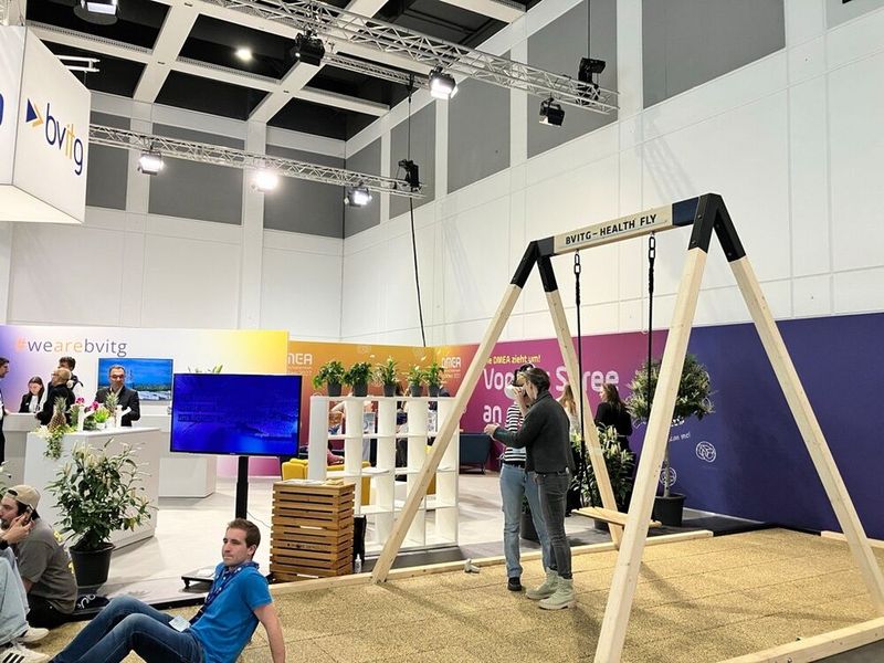 Interaktive Modelle und VR-Brillen gab es beispiesweise am Stand der Veranstalter Bundesverband Gesundheits‑IT (bvitg).  (Bild: @ Serina Sonsalla)