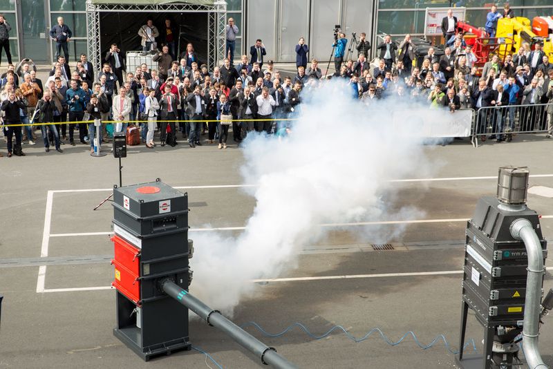Wo Rauch ist, ist auch Feuer: Die Index-Mitgliedfirmen Hoerbiger und Rembe demonstrieren, wie zeitgemäßer Explosionschutz aussieht. (NürnbergMesse)