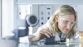 Diverse Tests im Labor haben gezeigt, dass das System der lichtgesteuerten Wirkstoffabgabe funktioniert. Bevor es als medizinisches Produkt eine Zulassung erhält, muss es auf den klinischen Bedarf angepasst werden und mehrere Phasen von klinischen Studien durchlaufen. (Bild: Empa)