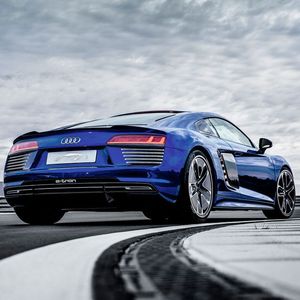 (Audi)