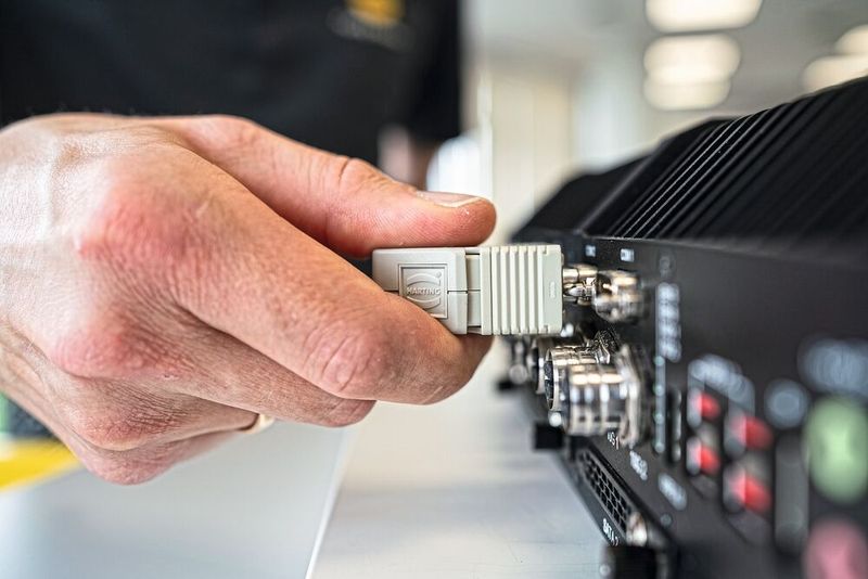 Push-Pull ist gegenüber der üblichen Verschraubung ein großer ergonomischer Fortschritt (Bild: Harting)