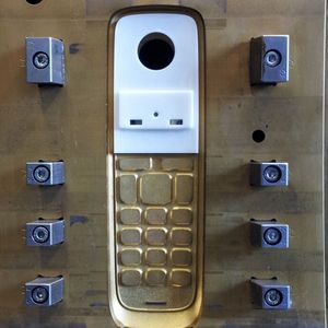 In diesem Werkzeug für ein Mobiltelefon ist ein Keramikeinsatz nötig: Bei der Herstellung neuer Produkte sind die Anforderungen an das Bauteil entscheidend für die Auswahl der Werkstoffe.