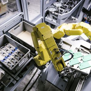Der Bedienroboter sortiert die Teile und legt sie in die Zwischenablage.
