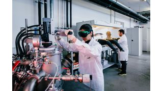 Legierungsherstellung mittels Lichtbogenschmelzen im Materialsyntheselabor des Instituts für Angewandte Materialien – Werkstoffkunde.  (Bild: Chiara Bellamoli, KIT)