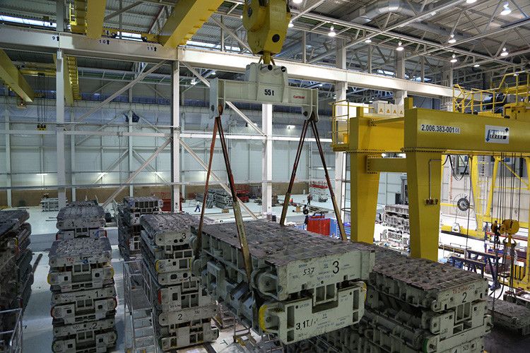 Kräne transportieren die bis zu 55 Tonnen schweren Presswerkzeuge zu ihrem Einsatzort in der Presse. Dabei können bis zu vier Karosseriebauteile aus einem einzigen Presswerkzeug entstehen. Der Wechsel dauert je nach Bauteil und Arbeitsschritt nur drei bis vier Minuten. Bis zu zehn Mal am Tag erfolgt ein Werkzeugwechsel. (Foto: BMW)