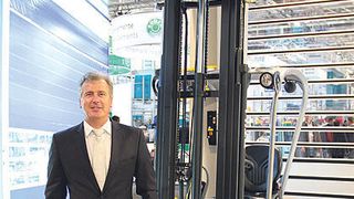 Christopher Seysen von Efaflex appelliert an die Bauherren von Logistikzentren, nicht an der Tortechnik zu sparen, denn nach wenigen Monaten müsse man erneut in ein Qualitätstor investieren.   Bild: Weber (Archiv: Vogel Business Media)