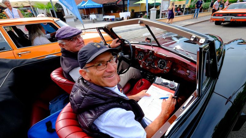 In der Startreihe: Franz Cremer und Franz-Josef Singer in ihrem Jaguar XK 140 aus dem Jahr 1954 warten auf ihren Einsatz. (Bild: Zietz – VCG)