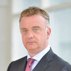 Titel, Name: Christian Kullmann  Geburtsjahr: 1969 in Gelsenkirchen  Funktion: Mitglied des Vorstandes  Firma: Evonik Industries AG   Ausbildung:  1990 - 1994: Studium der Wirtschaftsgeschichte, Universität Hannover, Abschluss Magister Berufliche Laufbahn:  1994 - 1996: Deutsche Vermögensberatung AG  1996 - 2000: verschiedene Stationen im Generalsekretariat Dresdner Bank, Frankfurt a. M.  2000 - 2003: Leiter Public Relations/Public Affairs im Corporate Center, Dresdner Bank, Frankfurt  2003 - 2007: Leiter Zentralbereich Kommunikation & Vorstandsbüro, RAG Aktiengesellschaft, Essen 2007 - 2013: Leiter Zentralbereich Kommunikation & Vorstandsbüro, Evonik Industries AG, Essen 2013 - 2014: Generalbevollmächtigter der Evonik Industries AG, Essen Seit Juli 2014: Mitglied des Vorstandes der Evonik Industries AG, Essen  (Bild: Evonik)