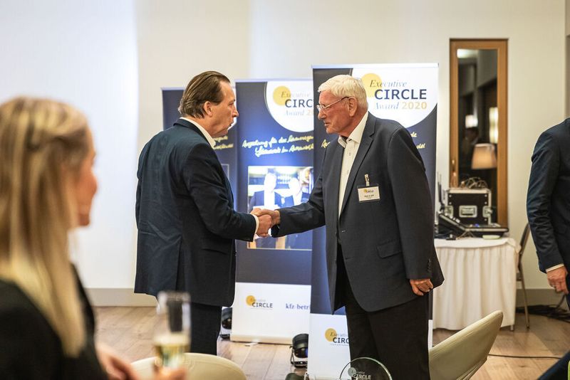 Anschließend gratulierten die Gäste dem Preisträger zur Auszeichnung.  (Stefan Bausewein)
