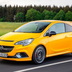 Neben der scharfen Optik mit großen Lufteinlässe in der Front und Dachkantenspoiler sind unter anderem rot lackierte Bremssättel, optional 18-Zoll-Leichtmetallrädern mit Sportreifen...