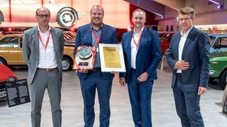 Feierliche Preisübergabe in der „Toyota Collection“ (v.li.): Claus Kelle, General Manager Customer Experience bei Toyota Deutschland, Florian Spengler vom Autohaus Schuster, Markus Büsgen, Leiter Kundenreise und Kundenbindung, und Michael Potthast, Leiter Händlertraining bei Toyota Deutschland. (Wolfgang Helm Fotografie)