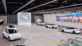 Auch beim Las Vegas Loop heißt es erst einmal: bitte warten! Wie lange die Wartezeit beträgt, bis man sich mit seinem Tesla einfädeln kann, bleibt offen.  (Ampnet/The Boring Company)