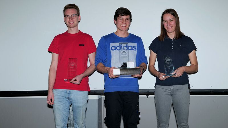 Bei den Kfz-Mechatronikern siegte Felix Schneider aus Thüringen (Mitte) vor Philipp Schroer aus Nordrhein-Westfalen und Franziska Schlüter aus Hessen. (Bild: Schmidt – autoFACHMANN)