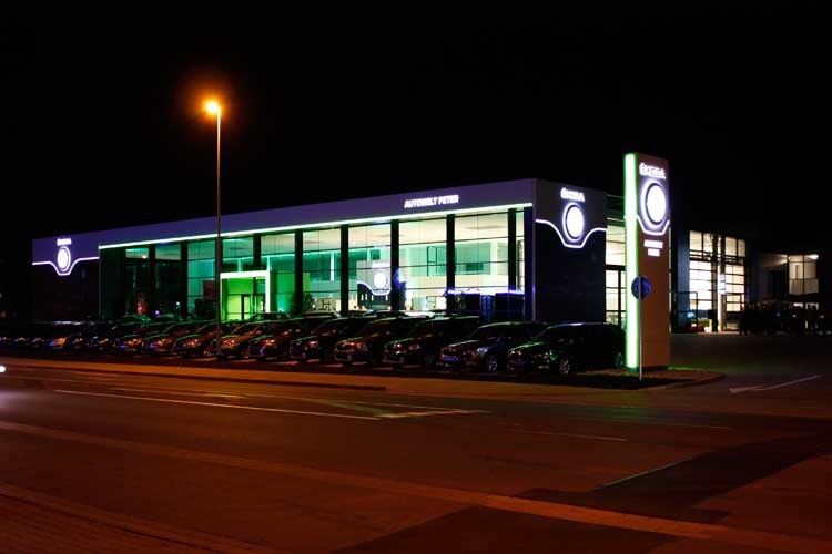 Auch nachts unübersehbar: das neue Skoda-Autohaus der Peter-Gruppe in Nordhausen. (Foto: Autohaus Peter)