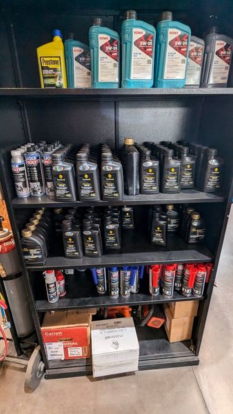 Das Kleine fürs Handschuhfach, oder weshalb immer gleich eine Liter-Dose? Die kleinen, 0,5 Liter fassenden Nachfüllflaschen Motoröl sind eine praktische Sache und sorgen für den einen oder anderen Umsatz-Euro. (Bild: Dominsky – VCG)