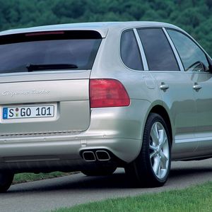 Doch Porsche hatte ein Problem: Neue Zielgruppen mussten her. Mit zwei Baureihen war der Sportwagenhersteller nicht zukunftsfest aufgestellt. (Bild:  Porsche)