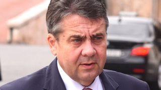 „Ich habe mich nicht ins Spiel gebracht und bin nicht offiziell vom VDA angesprochen worden“, sagt Sigmar Gabriel über die Debatte. (Informal Meeting of Foreign Affairs Council (Gymnich): Arrival / EU2018BG Bulgarian Presidency / CC BY-SA 2.0)