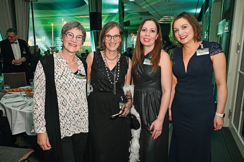 Margrit Lingner (2. v. l., IT-BUSINESS) mit den dexxIT-Damen Monika Becker, Stefanie Gundlach und Judith Öchsner (Bild: Hannes Magerstädt)