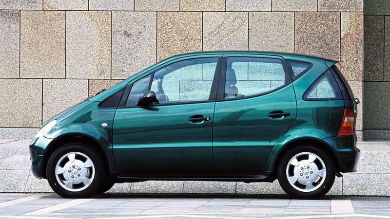 Bekannt wurde die Baureihe 168 durch den sogenannten Elchtest, ein nicht genormtes Spurwechsel-Fahrmanöver bei ca. 65 km/h, das bislang nur bei Fahrzeugtests in Schweden üblich war. Bei einem solchen Test kippte ein schwedischer Auto-Journalist, drei Tage nach der offiziellen Fahrzeugvorstellung, das Fahrzeug auf die Seite.  (Mercedes-Benz AG)