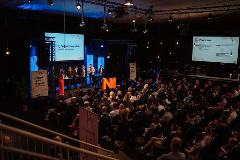 Auf dem Smart City Summit (SCS) Niederrhein kommen Menschen aus ganz Deutschland – und dieses Jahr auch aus den Niederlanden – zusammen, um durch städteübergreifenden Austausch voneinander zu lernen, gemeinsame Lösungen zu entwickeln und mithilfe neuer Ansätze Smart-City-Konzepte voranzutreiben. (Bild: © Stadt Mönchengladbach)