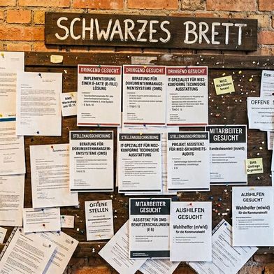 DAS schwarze Brett für Ausschreibungen im Public Sector gibt es so per se nicht. Insbesondere kleinere Marktteilnehmer erfahren schwierige Einstiegshürden, wenn sie an Ausschreibungen teilnehmen möchten. (Bild: Gemini / KI-generiert)
