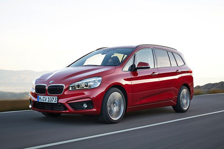 Der BMW 218d Gran Tourer mit 2,0-l-Turbodiesel (110 kW/150 PS) und Sechsgangautomatik Tiptronic begnügte sich im Test mit 5,6 l/100 km (148 g CO2/km); NEFZ-Verbrauch 4,5 l/100 km (119 g CO2/km). (BMW)