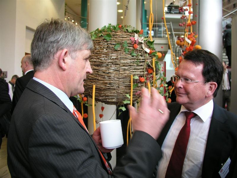Dr. Norbert Kuschnerus in der Kaffeepause beim Gespräch mit Dieter Schaudel, ehemals Endress und Hauser und heute Inhaber von Schaudelconsult.  (Archiv: Vogel Business Media)