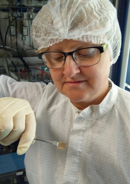 Dr. Hilde Hardtdegen mit dem Halbleiter/Metall Substrat Chip mit fertigem Transistoren-Array (Forschungszentrum Jülich / Martin Mikulics )