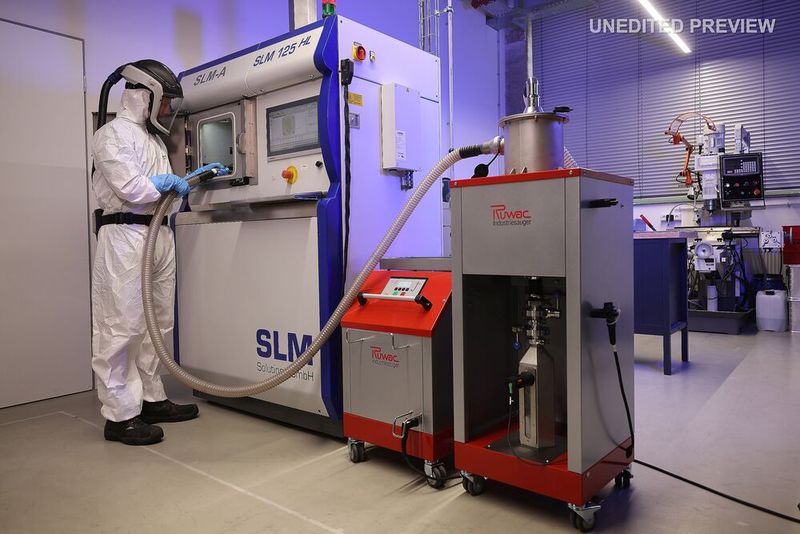 Mit dem neuen Trocken-Vorabscheider R26 (rechts neben einem Ruwac-Nassabscheider NA7) lassen sich mehr als 99 % des Metallpulvers wiederverwenden. (Bild: Ruwac / Marco Prosch)