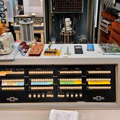 Edwin Aures, Leiter der Informatik-Sammlung der FAU, bietet im August Führungen an und macht so die „Zuse Z23“ erlebbar. (Bild: Edwin Aures/ISER)