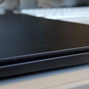 Im Gegensatz zu vielen anderen aktuellen Notebooks verfügt das Galaxy Book3 Pro 360 noch über eine USB-Typ-A-Buchse und einen Einschub für Micro-SD-Karten.(Bild:  Vogel IT-Medien)