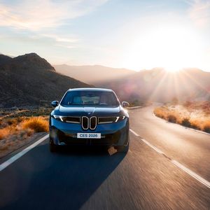 Für BMW markiert der Start des neuen iX3 einen Meilenstein im Transformationsprozess auf den Gebieten Elektrifizierung, Digitalisierung und Zirkularität. (Bild:  BMW)