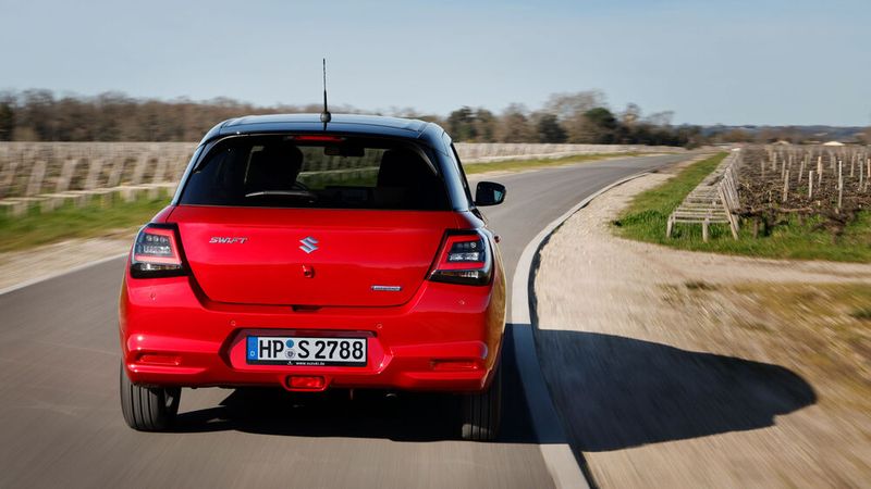 Von hinten ist der Swift auch an den Rückleuchten erkennbar, die jeweils ein liegendes „U“ bilden. (Bild: Suzuki)