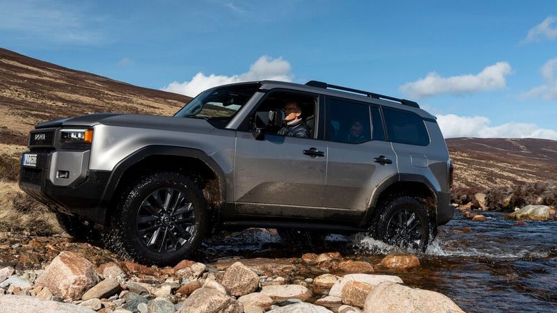 Ausgestattet mit allerlei Sperren, Untersetzung, elektronischen Hilfen wie Crawl Control und abkoppelbaren Front-Stabilisator lässt es sich mit dem Land Cruiser auch in schwerem Gelände wunderbar zurechtkommen. (Bild: Toyota)