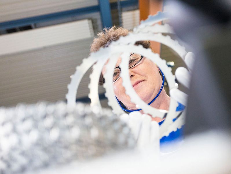 Beim Feinschneiden wird Präzision erwartet: Kontrolle vor dem Verpacken. (Feintool)