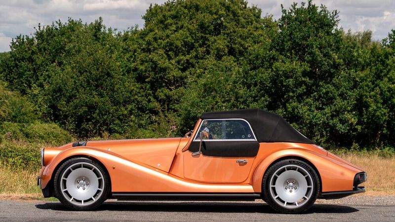 Statt in der Presse entsteht die Karosserie in Handarbeit. (Bild: Morgan)