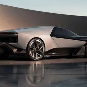 Wie ein eleganter Bogen spannt sich das Dach über die dreisitzige Flunder, die Räder sind 20 und 21 Zoll groß.(Bild:  sp-x)