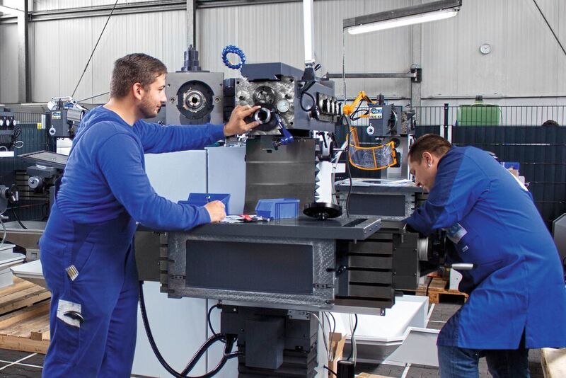 Impressionen aus der Volz-Montagehalle bei Bau der FUS 32-Servo....Qualität made in Germany ist bei Volz-Werkzeugmaschinen oberstes Gebot. Mitarbeiter montieren hier Komponenten der neuen Volz FUS 32-Servo, einer flexibel einsetzbaren Werkzeugfräsmaschine. (Volz)