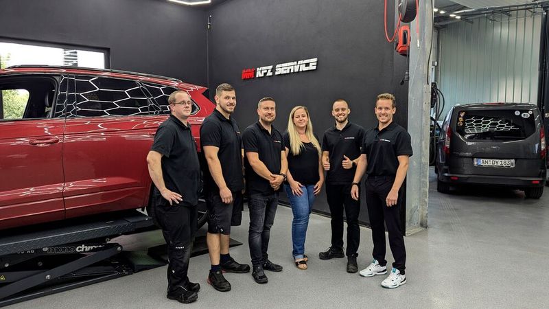 Inhaber Manuel Muhr (Dritter von links) ist Quereinsteiger und hat sich vom begeisterten Schrauber zum Kfz-Unternehmer entwickelt.  (Bild: Rosenow – VCG)