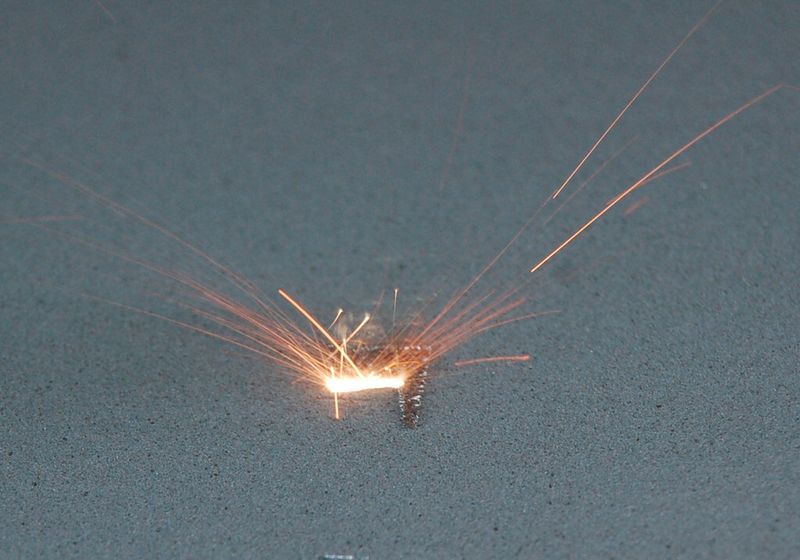 Schicht für Schicht wird beim Selective Laser Melting Metall-, Keramik- oder Kunststoffpulver aufgetragen und aufgeschmolzen. Das Bauteil erhält dabei die Dichte und Festigkeit des Ausgangsmaterials. (Bild: iwb)