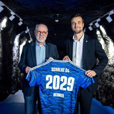 Die Beumer Group und FC Schalke 04 verkünden neue Hauptpartnerschaft ab der Saison 2026/27; v.l.n.r.: Christoph Beumer, Vorsitzender des Beirats der Beumer Group, Matthias Tillmann, Vorstandsvorsitzender des FC Schalke 04. (Bild: Beumer Group)