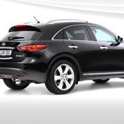 Infiniti FX30d: Der erste Diesel der Nissan-Luxusmarke kostet (je nach Ausstattung) zwischen 56.000 und 64.200 Euro. Angetrieben wird er von einem 175 kW/238 PS starken 3,0-Liter-V6-Dieselmotor. Die Auslieferung startet im Juli. (Archiv: Vogel Business Media)