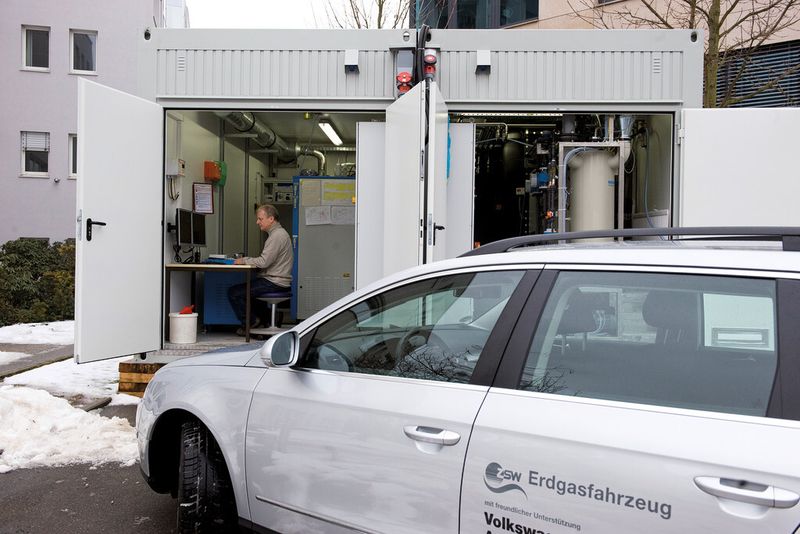 Wird Ökostrom zur Wasserstoff- oder Methanerzeugung genutzt, kann man auch mit regenerativer Energie Auto fahren. Diese Form der Energiespeicherung gilt deshalb als vielversprechend. (Bild: ZSW)