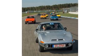 Führte den Tross von 75 Opel GT am Hockenheimring an: Walter Röhrl mit dem GT-Designer Erhard Schnell als Co-Pilot. (Opel Automobile GmbH)