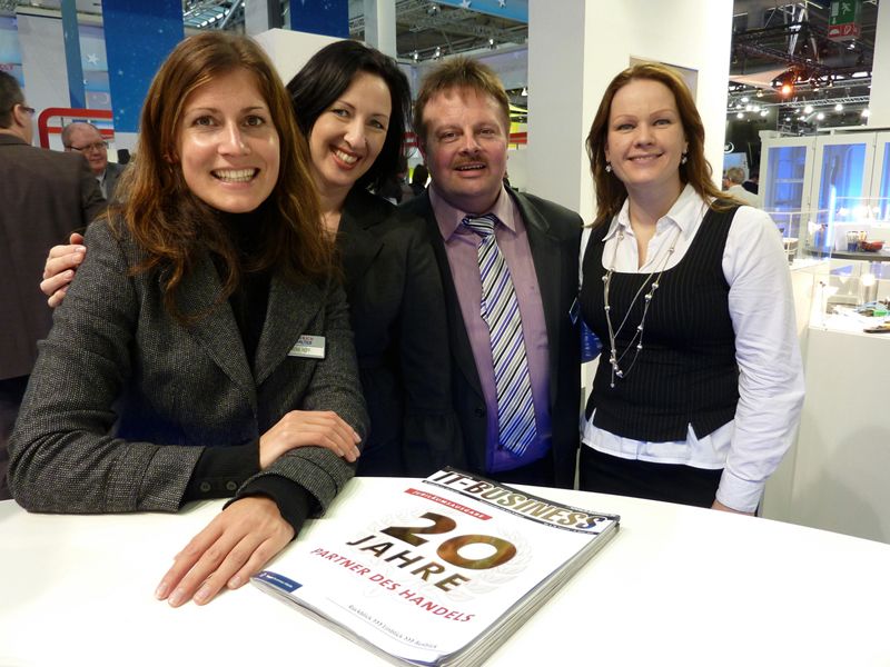 Gratulation zum 20-jährigen Jubiläum von IT-BUSINESS (v.l.n.r.): Verena Hoff (Fröhlich + Walter), Sandra Schüller (IT-BUSINESS), Jörg Klawitter (Fröhlich + Walter) mit Hannah Lamotte (IT-BUSINESS) (Archiv: Vogel Business Media)