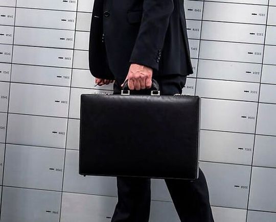 Da geht es über dunkle Kanäle hin, das sauer verdiente Geld! In Sachen Wirtschaftsbetrug und Veruntreuung gibt es jetzt aber neue Erkenntnisse. Demnach richten unbekannte Täter deutlich weniger finanziellen Schaden an als manch eigener Mitarbeiter ...(Bild:  K. Schlenzer)