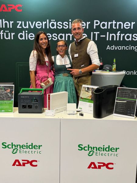 (v. l.) Özlem Bulut, Ceylan Sonntag und Philipp Sonntag (Schneider Electric) standen zünftig in Tracht an ihrem Stand. (Bild: Vogel IT-Medien GmbH)