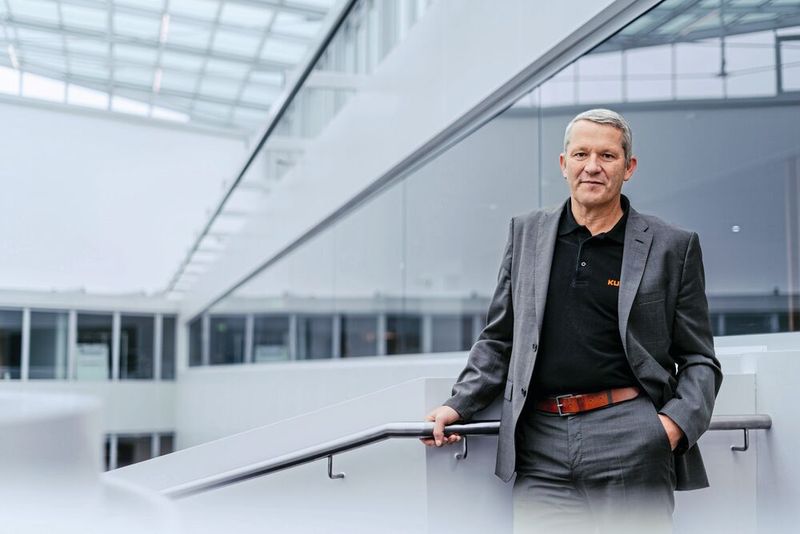 Christoph Schell, CEO Kuka Group: «Roboter und Automatisierungssysteme entwickeln sich von programmierbaren Maschinen zu intelligenten Mitwirkenden, die lernen, sich anpassen und sicher an der Seite von Menschen arbeiten können.» (Bild: Kuka)